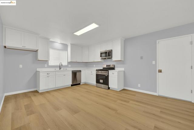 2524 Parker Ave, Oakland CA: https://media.crmls.org/mediaz/9a2065cd-5768-437f-a4b2-eea227e605e7.jpg