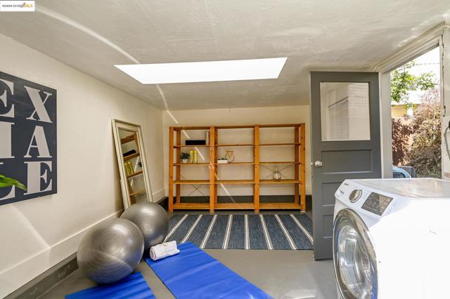 3008 Deakin St, Berkeley CA: https://media.crmls.org/mediaz/9a20b329-d728-4ef0-8188-0ad5d503dcc2.jpg