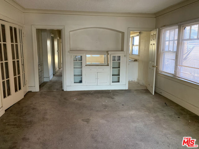 4260 S Figueroa Street, Los Angeles CA: https://media.crmls.org/mediaz/9a22c895-8a13-4d48-bb11-153d2e24794b.jpg