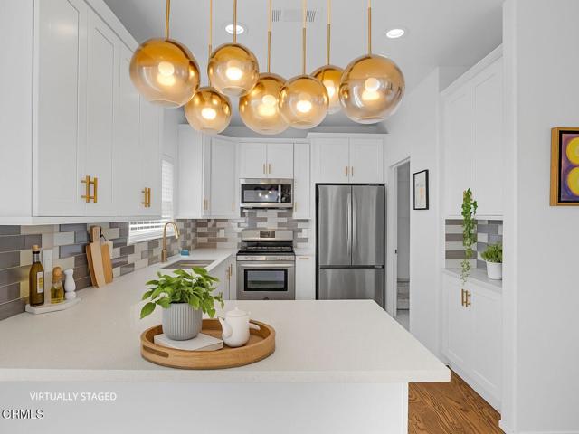 1300 Blue Hill Road, Los Angeles CA: https://media.crmls.org/mediaz/9a22f74b-c5c9-47d5-96cf-dd34dfcf139a.jpg