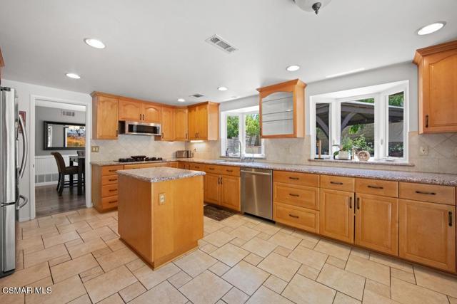 3085 Klamath Avenue, Simi Valley CA: https://media.crmls.org/mediaz/9a251fca-6761-4df3-af75-ab640e5a049e.jpg
