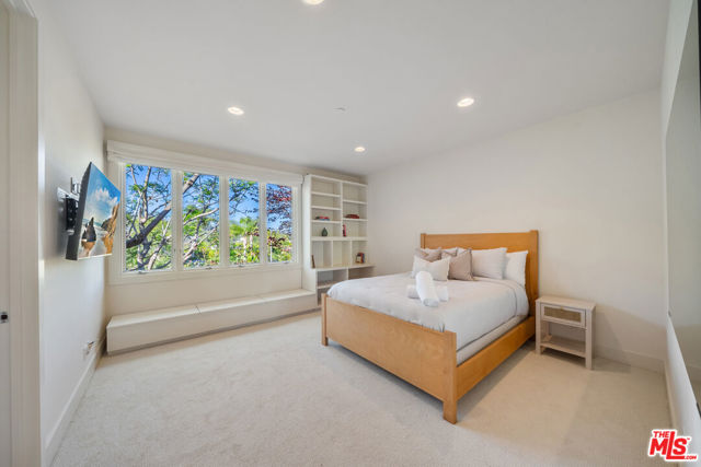 10148 Angelo Circle, Beverly Hills CA: https://media.crmls.org/mediaz/9a2523f6-df41-4cf4-89c3-3f7accd1b99c.jpg