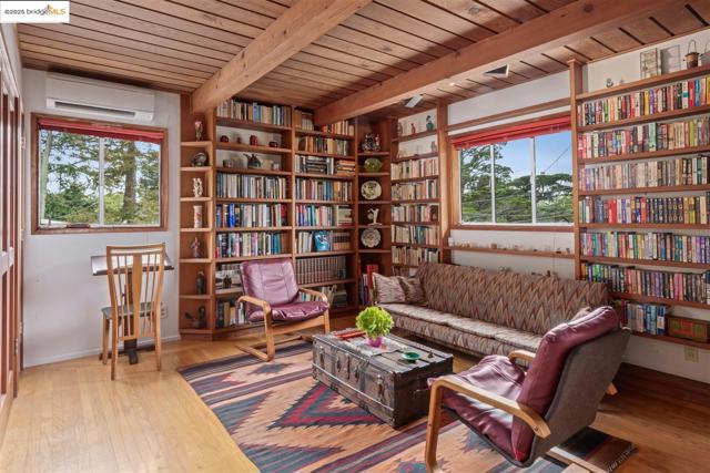 199 Fairlawn Dr, Berkeley CA: https://media.crmls.org/mediaz/9a253d30-03ab-4fbd-912a-a336a49c9844.jpg