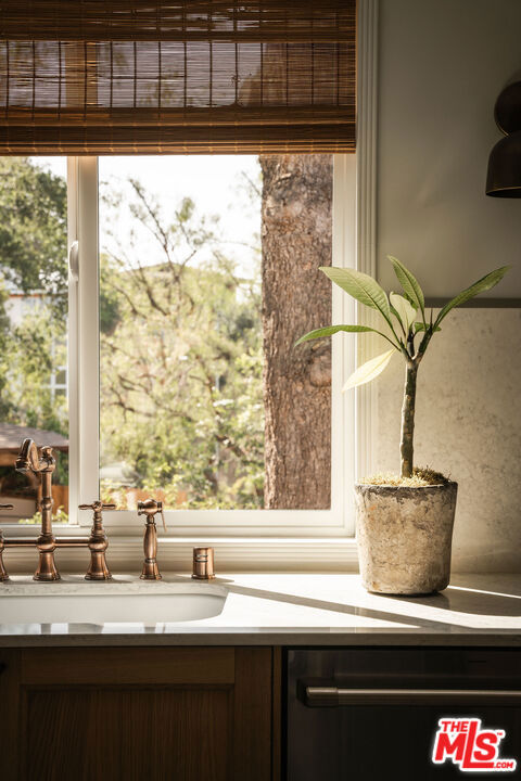 https://media.crmls.org/mediaz/9a256c04-dd78-4b72-a639-c7a16883b615.jpg?preset=X-Large