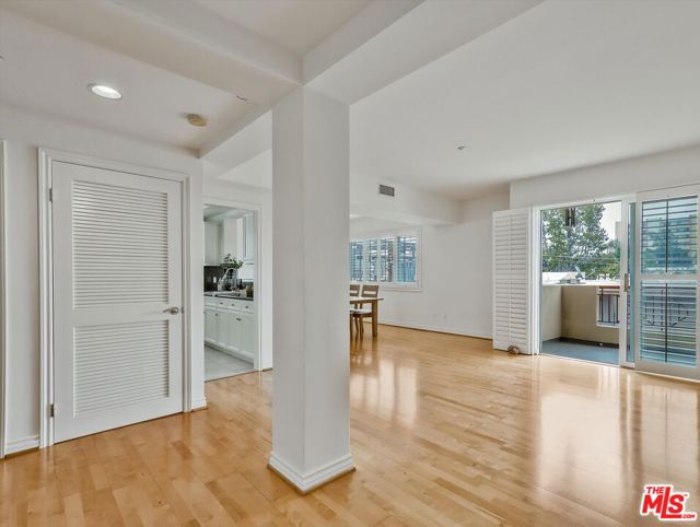 320 S Willaman Drive, Los Angeles CA: https://media.crmls.org/mediaz/9a26277c-c8e5-40d4-95ba-45776e71f08c.jpg