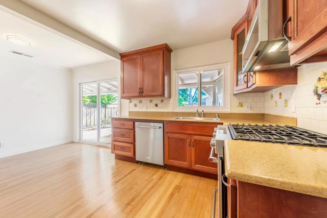 560 6th Avenue, Menlo Park CA: https://media.crmls.org/mediaz/9a26eed2-4f28-451b-a1b9-eac578b450ff.jpg