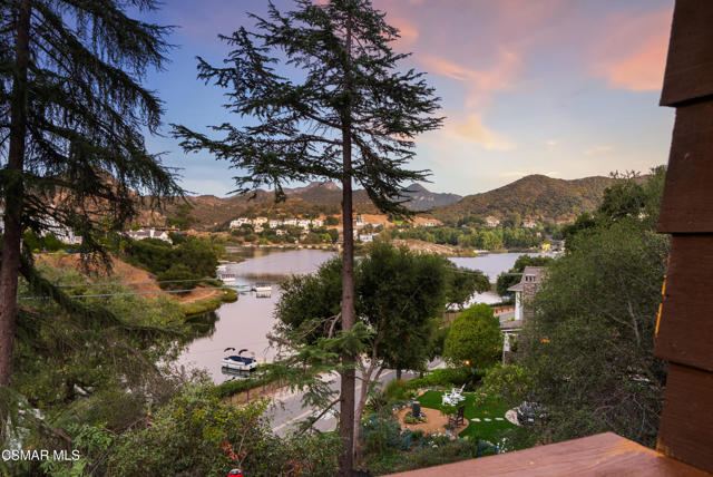 141 Lake Sherwood Drive, Lake Sherwood CA: https://media.crmls.org/mediaz/9a27bed0-330d-488f-b022-0ab85e2391ce.jpg