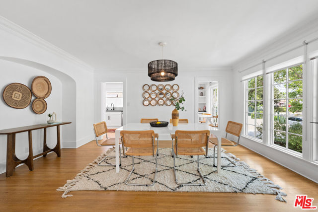 607 S Orange Drive, Los Angeles CA: https://media.crmls.org/mediaz/9a27cf63-d726-4238-8b26-27678dda1fa4.jpg
