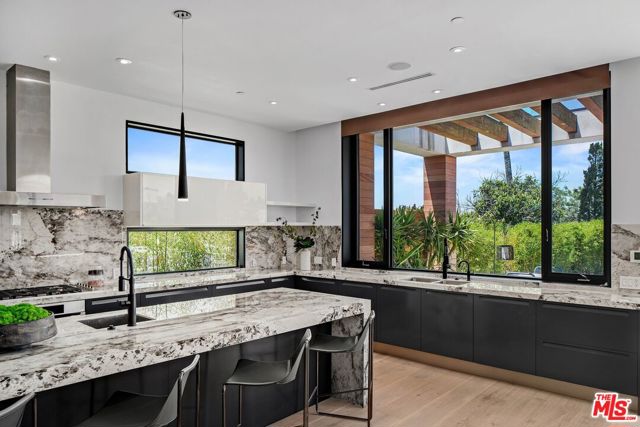 455 Castle Place, Beverly Hills CA: https://media.crmls.org/mediaz/9a280b1b-ed2f-4125-8f95-42fdcc0e30be.jpg