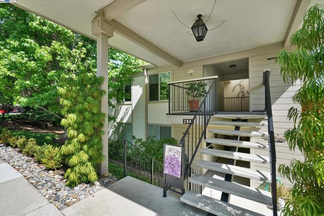 2841 Ptarmigan Dr, Walnut Creek CA: https://media.crmls.org/mediaz/9a295509-b3cf-43c8-96aa-be7f083b4d6e.jpg
