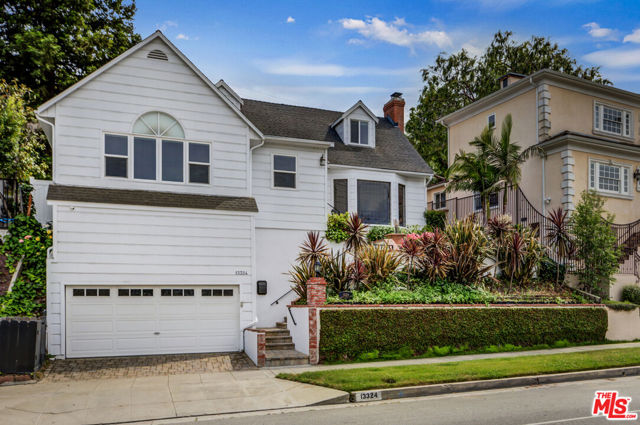 13324 Valley Vista Boulevard, Sherman Oaks CA: https://media.crmls.org/mediaz/9a2aa9da-75ac-49b7-8c16-94acbc7e365d.jpg