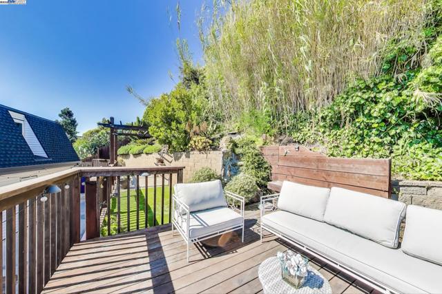 16660 Winding Blvd, San Leandro CA: https://media.crmls.org/mediaz/9a2bf039-2d3f-415a-b19b-9e32817cf0c1.jpg