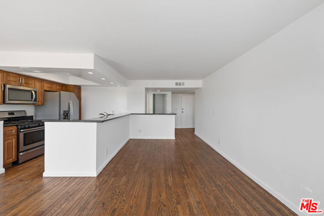 2700 Cahuenga Boulevard, Los Angeles CA: https://media.crmls.org/mediaz/9a2dd138-5188-413c-a0d2-1b732a9a5315.jpg