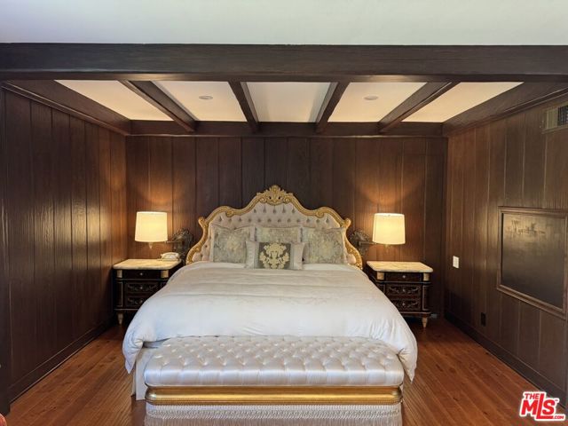 814 Foothill Road, Beverly Hills CA: https://media.crmls.org/mediaz/9a2e3016-88d5-4555-a858-70ec1cc20d30.jpg