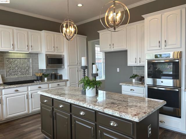 8040 Kelok Way, Clayton CA: https://media.crmls.org/mediaz/9a2e6703-09ab-4ddd-984c-e616039179b4.jpg