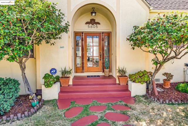 5605 Picardy Dr, Oakland CA: https://media.crmls.org/mediaz/9a2eb534-9782-49f4-b33b-ea2b8942cb1e.jpg