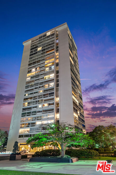 2220 Avenue Of The Stars, Los Angeles CA: https://media.crmls.org/mediaz/9a2f13ca-f2a2-495a-8cbd-371039f18858.jpg