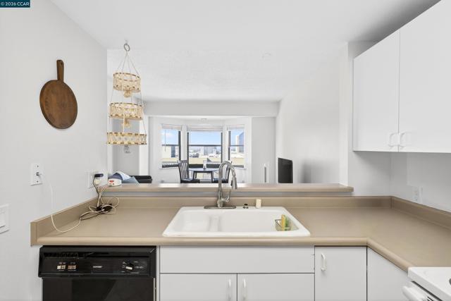 988 Franklin St, Oakland CA: https://media.crmls.org/mediaz/9a2f7563-02bb-49a1-b388-f773ee2e01fc.jpg