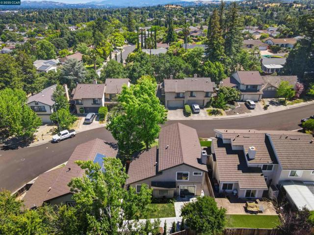 2329 Sweetwater Dr, Martinez CA: https://media.crmls.org/mediaz/9a2f8973-e49f-4395-bbd6-f245ee5852d4.jpg