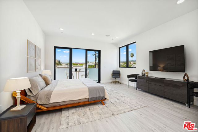 137 N Doheny Drive, West Hollywood CA: https://media.crmls.org/mediaz/9a30a29d-2d04-4c67-a4be-1bb3bb0f0f01.jpg