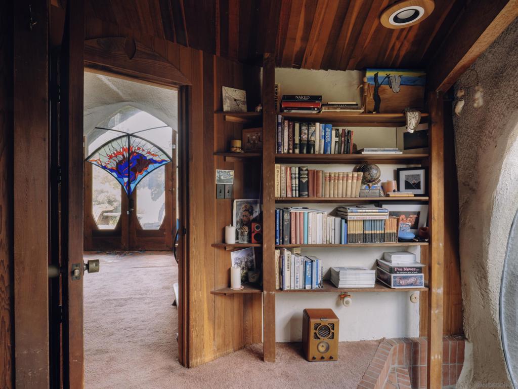 https://media.crmls.org/mediaz/9a30fe40-80a8-410e-bdcd-21fcfaac0e1e.jpg?preset=X-Large