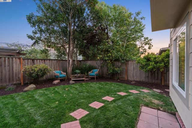 82 Applegate Way, Alameda CA: https://media.crmls.org/mediaz/9a312dcf-0f80-4b14-af09-8e05eb68b955.jpg