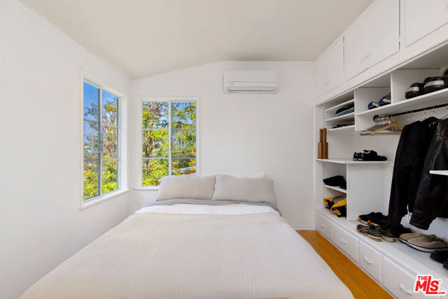 6933 Vanland Trail, Los Angeles CA: https://media.crmls.org/mediaz/9a31ac99-f1b4-4e97-bbff-8c64355f6e6e.jpg