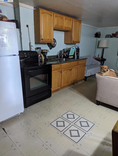 208 Appian Way, Union City CA: https://media.crmls.org/mediaz/9a31e699-5e9a-4064-8b46-35cba1188681.jpg