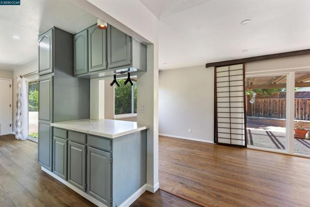 10 Maureen Ct, Pleasant Hill CA: https://media.crmls.org/mediaz/9a31f16e-b406-4f2b-9d62-1685c73cf373.jpg