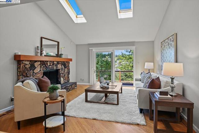 11110 Monan St, Oakland CA: https://media.crmls.org/mediaz/9a320a11-9b52-4696-93d2-1a4944533b72.jpg