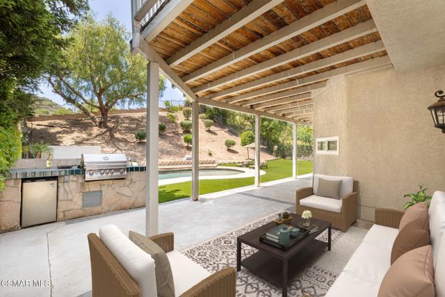 11554 Chestnut Ridge Street, Moorpark CA: https://media.crmls.org/mediaz/9a32e3e8-802d-4622-80e4-50ddb1c489dc.jpg
