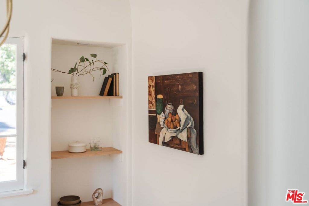 https://media.crmls.org/mediaz/9a33d1bf-c23b-4311-8239-f4e22b804efb.jpg?preset=X-Large
