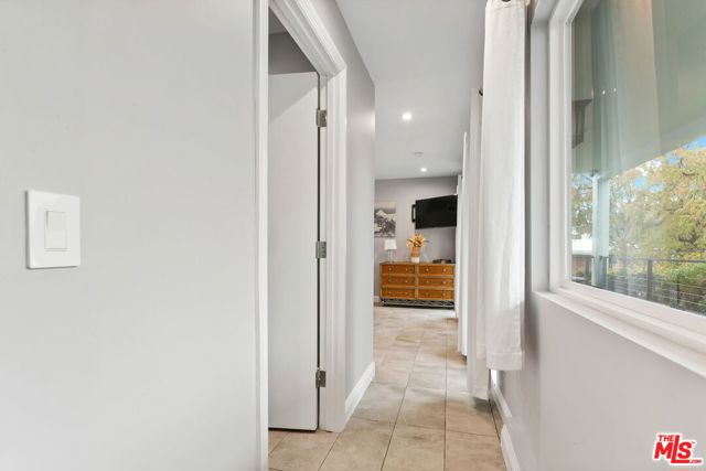 436 Levering Avenue, Los Angeles CA: https://media.crmls.org/mediaz/9a343d96-6c01-4f54-96cb-807b6a9c9621.jpg