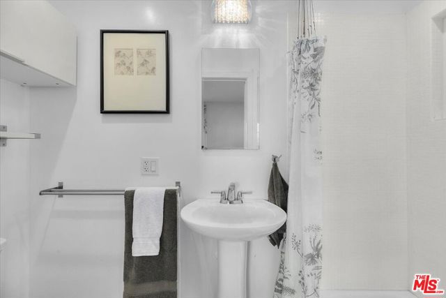8809 Appian Way, Los Angeles CA: https://media.crmls.org/mediaz/9a347e04-2fa1-4d80-8c25-f673f52bcd5a.jpg