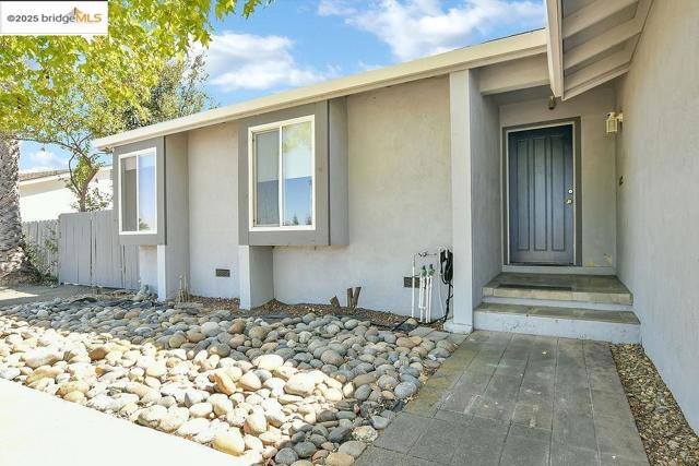 1205 Putnam Street, Antioch CA: https://media.crmls.org/mediaz/9a353764-bb20-4f52-b5f6-08d0b7322fb4.jpg