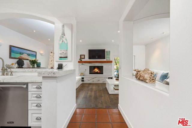 6435 Zumirez Drive, Malibu CA: https://media.crmls.org/mediaz/9a355b1d-abd6-4558-ba53-9ac8303dbe4b.jpg