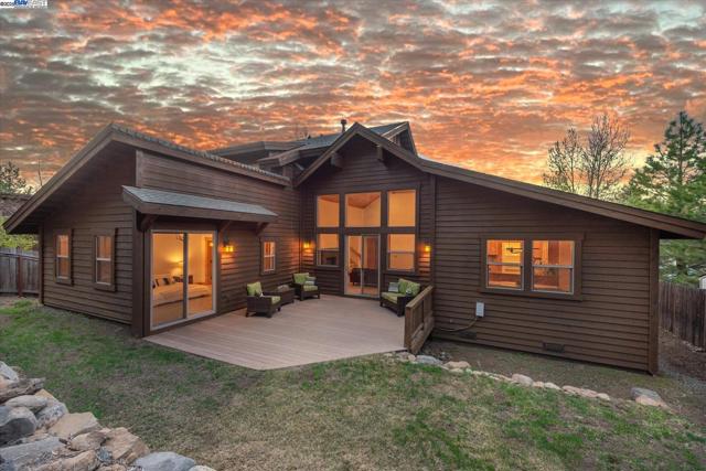 10023 S River Street, Truckee CA: https://media.crmls.org/mediaz/9a356012-9e70-436a-a6ab-f74dfecf105a.jpg