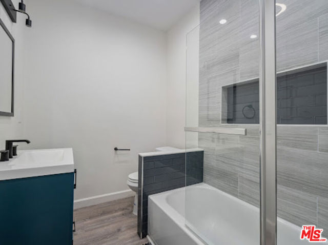3216 W 30th Street, Los Angeles CA: https://media.crmls.org/mediaz/9a36388d-b40f-4717-b982-53d97723346d.jpg
