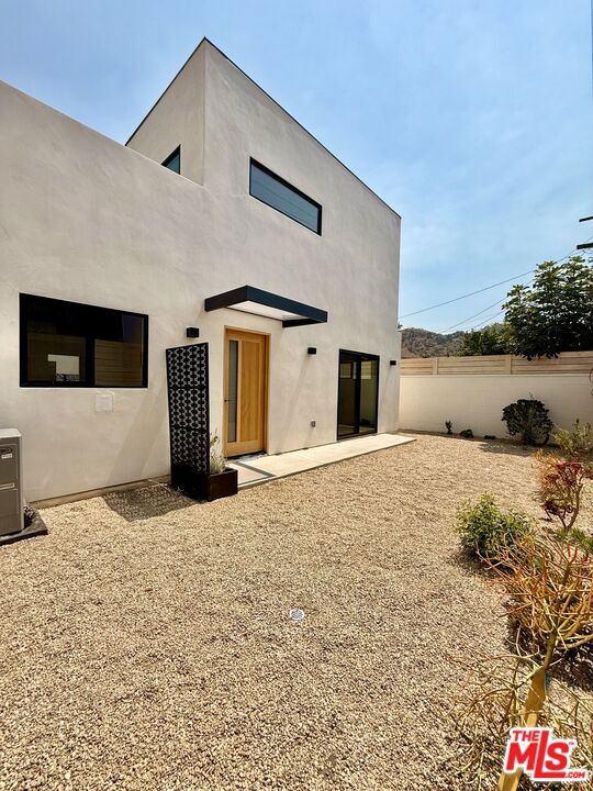 2427 Shoredale Avenue, Los Angeles CA: https://media.crmls.org/mediaz/9a368423-2065-4b44-81a7-278cf6ab09ef.jpg