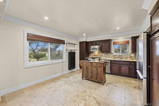 1973 Kinross Ct, Escondido CA: https://media.crmls.org/mediaz/9a36b49c-6f4c-4239-bf45-9b3e26f15595.jpg