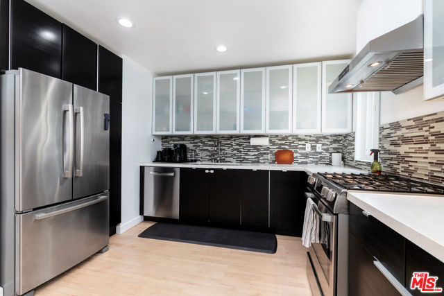 933 17th Street, Santa Monica CA: https://media.crmls.org/mediaz/9a36b6fc-661e-4209-815a-ce4813d17dbf.jpg
