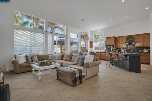 2856 Gardenside Ct, Brentwood CA: https://media.crmls.org/mediaz/9a37aaab-1393-40c2-95e9-b2d8c08e5648.jpg