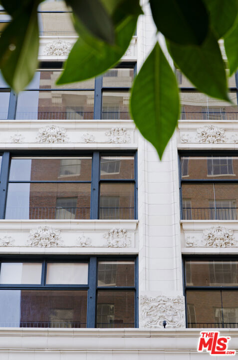 315 W 5th Street, Los Angeles CA: https://media.crmls.org/mediaz/9a37d39f-b59c-48b4-b61b-bf771d8d3df0.jpg