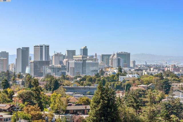 1 Kelton Ct, Oakland CA: https://media.crmls.org/mediaz/9a3802a1-16da-4b20-9bde-a0846ecb05c8.jpg