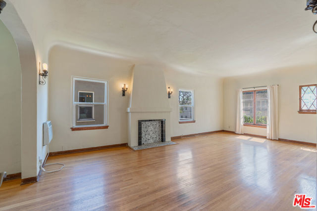 458 N Genesee Avenue, Los Angeles CA: https://media.crmls.org/mediaz/9a390ae6-9f99-49eb-96bb-1b5eb3cbbb67.jpg
