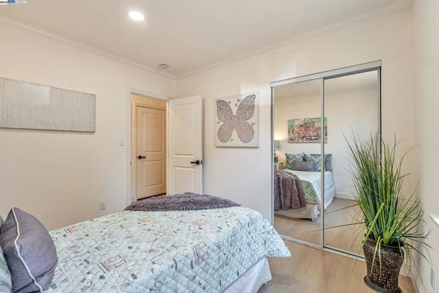6927 Sunkist Dr, Oakland CA: https://media.crmls.org/mediaz/9a39916c-4a37-41e6-9263-75d03deb643b.jpg