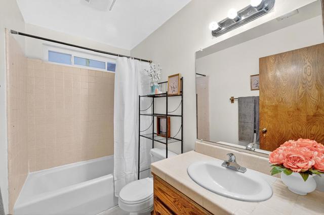 1260 Heather Glen Circle, Hollister CA: https://media.crmls.org/mediaz/9a3a59d8-2f93-48b8-9d57-0c5d517b94bc.jpg