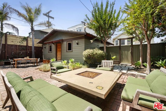 21 Park Avenue, Venice CA: https://media.crmls.org/mediaz/9a3b45cf-7708-490f-8ad6-a7fbf44e16b9.jpg