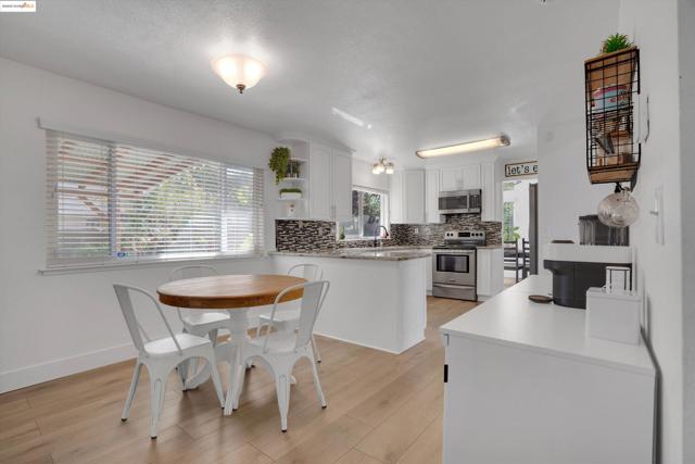 235 Pecan Pl, Brentwood CA: https://media.crmls.org/mediaz/9a3bf0c0-60e4-4666-a0c4-dca092cd4cfd.jpg