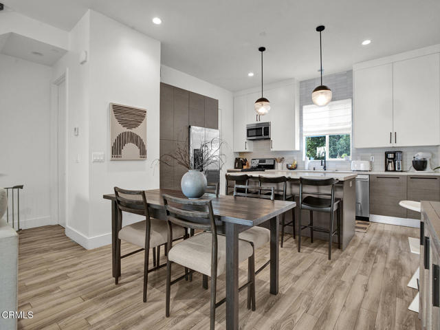 5662 Hazeltine Avenue, Van Nuys CA: https://media.crmls.org/mediaz/9a3c0273-1d91-437a-bbbe-7ce551919f70.jpg